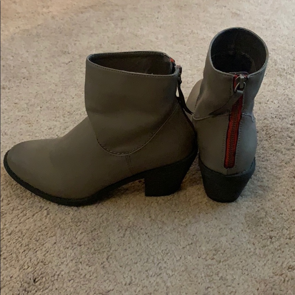 Women’s madden gray booties size 7.5